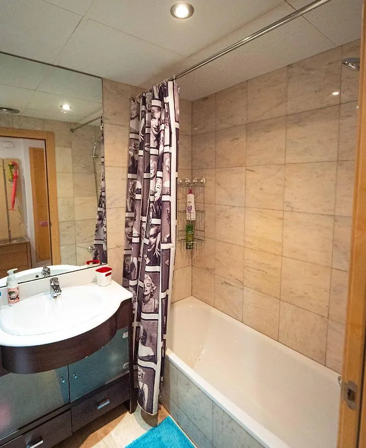 Two Bedroom Stylish Studio, 5 Minutes Walk From The Beach 료렛 드 마르 아파트